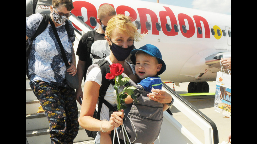 Първите туристи кацнаха на летище Бургас