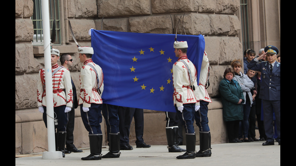Президентът Радев взе участие в церемонията по вдигане на Европейския флаг