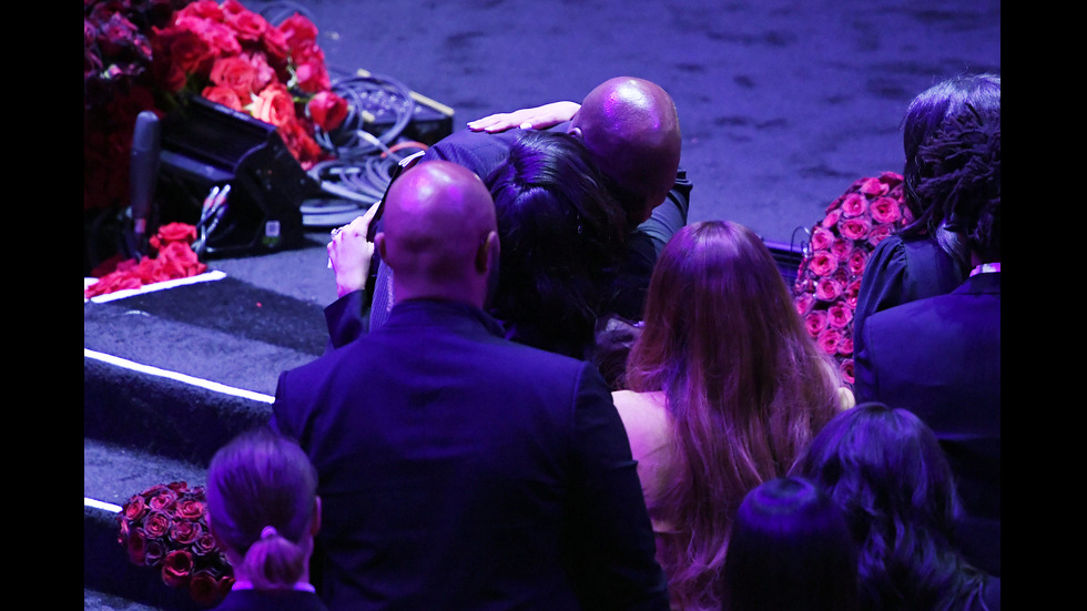 Хиляди се простиха с Коби Брайънт