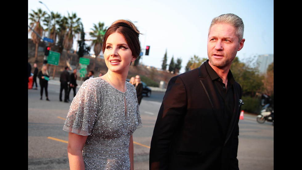 Стил и сексапил завладяха червения килим на наградите „Грами”