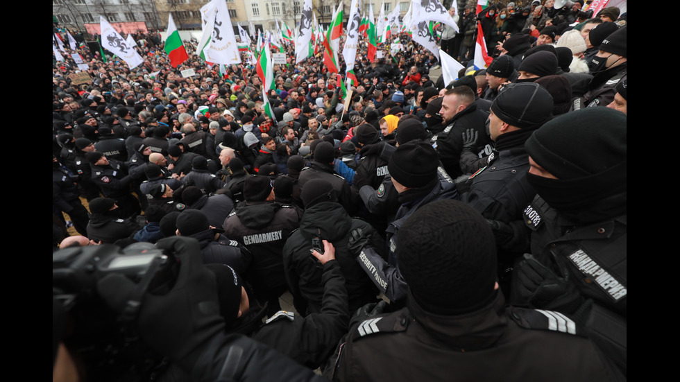 "Възраждане" организира протест срещу зеления сертификат, докараха водно оръдие пред НС
