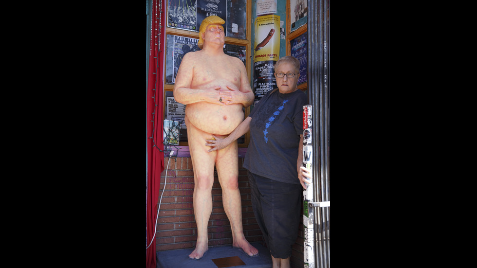 Продадоха на търг гола статуя на Доналд Тръмп