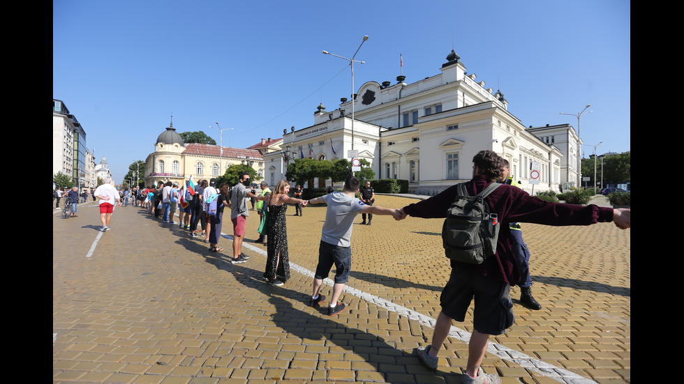 Протестиращи посрещнаха с яйца депутатите пред НС