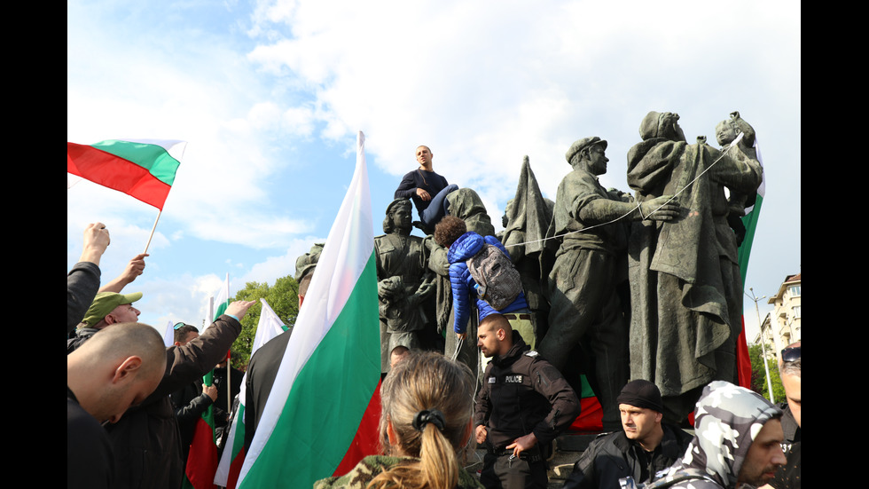 Сблъсъци белязаха протеста край Паметника на Съветската армия