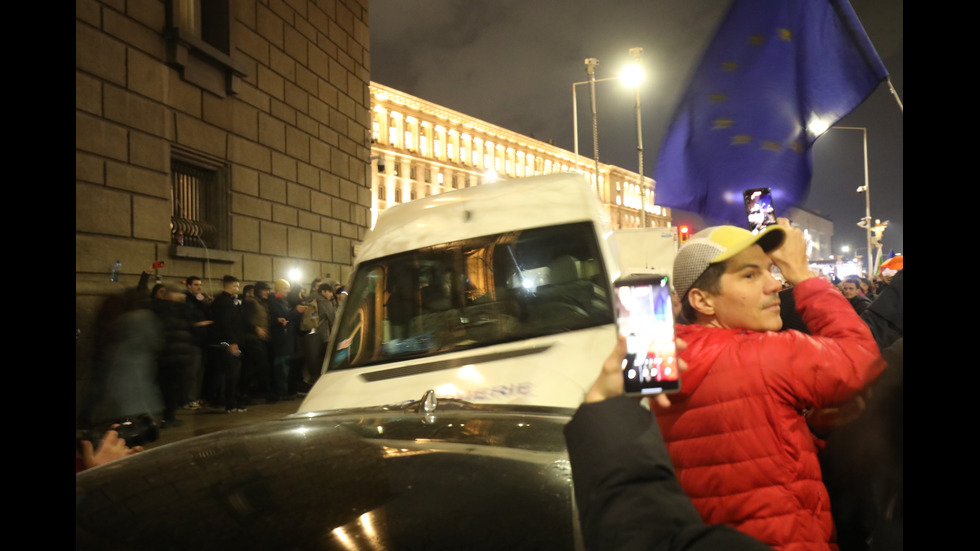 Протестиращи срещу Бюджет 2026 блокираха движението в "Триъгълника на властта"