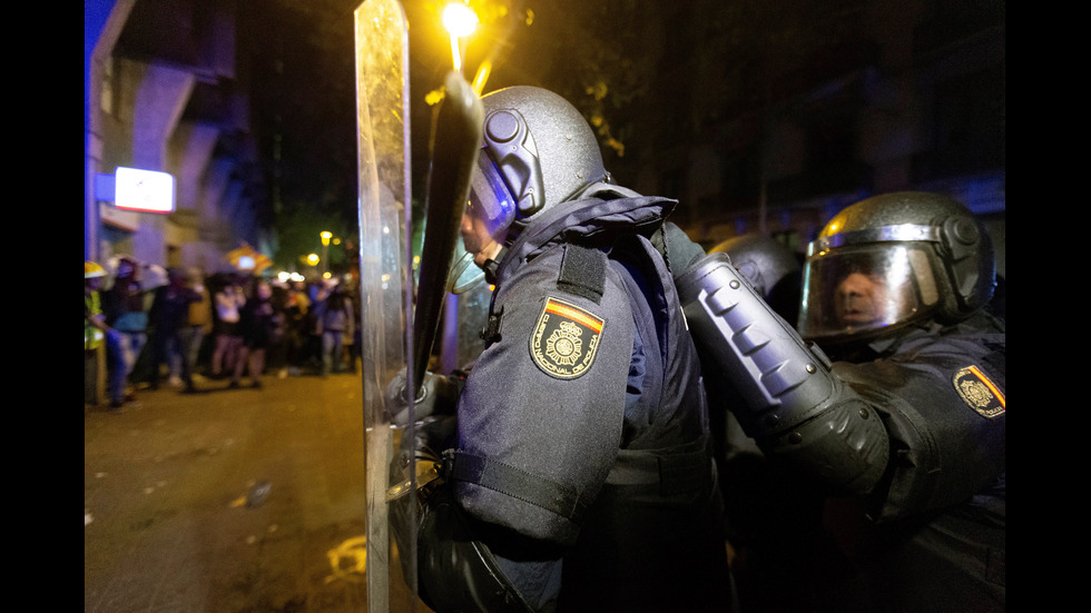 Втора вечер на протести и сблъсъци с полицията в Барселона