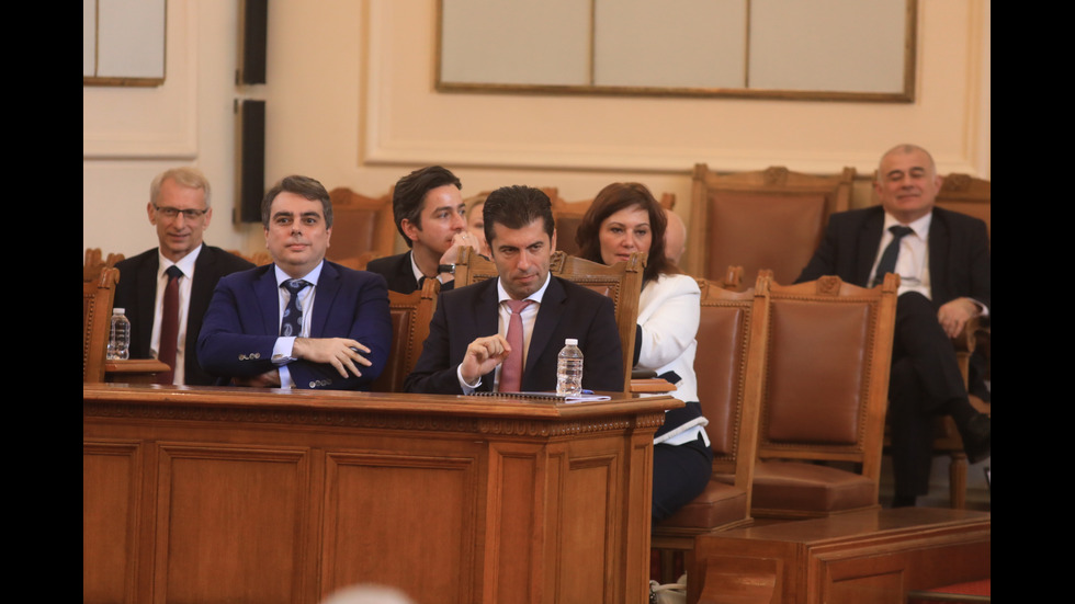 Депутатите обсъждат отстраняването на председателя на парламента