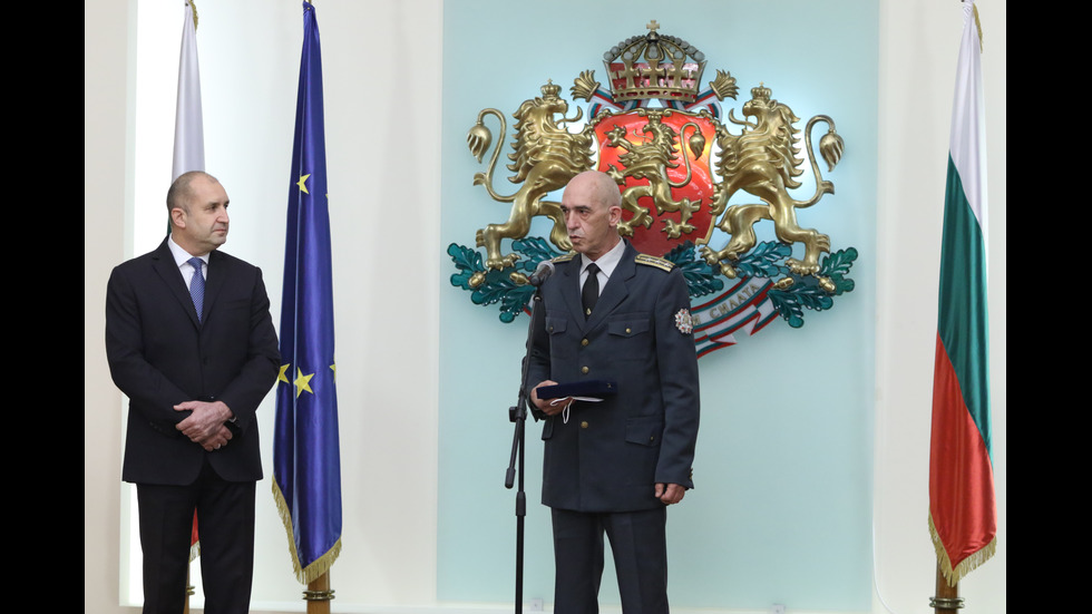 Президентът удостои с държавни отличия огнеборци
