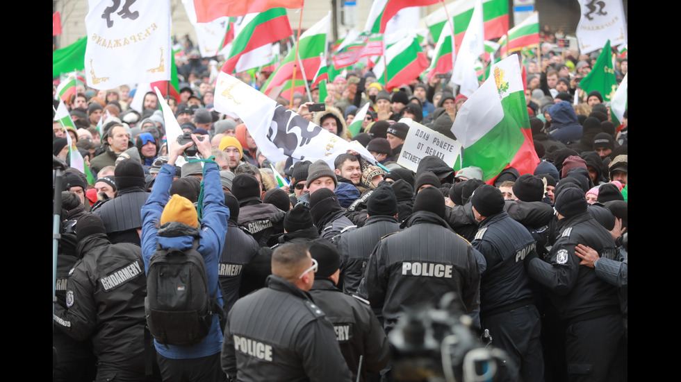 "Възраждане" организира протест срещу зеления сертификат, докараха водно оръдие пред НС
