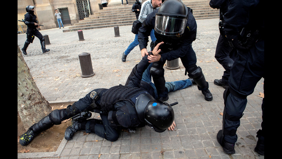 77 ранени при протести в Каталуния