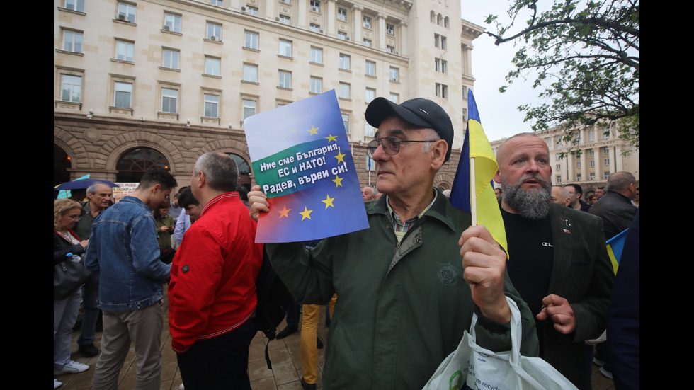 Протест пред президентството срещу думите на Радев, че мандатът вече е "дискредитиран"