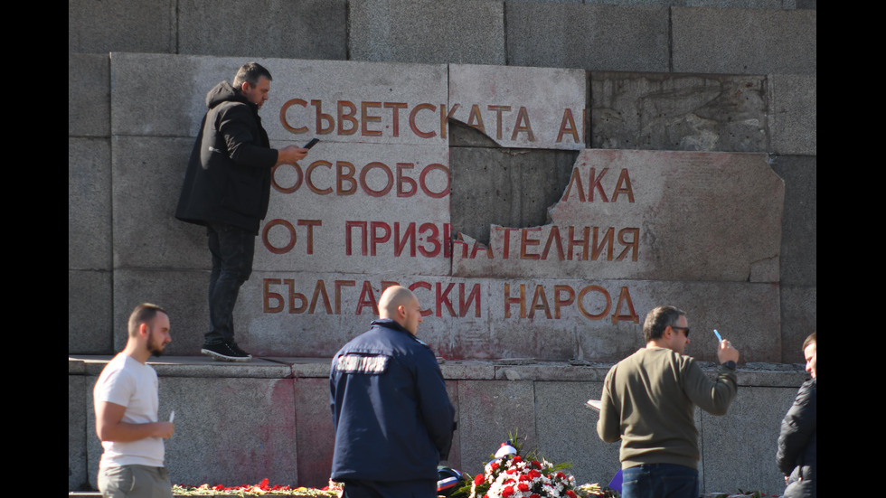 Разбиха плочата на Паметника на Съветската армия в София