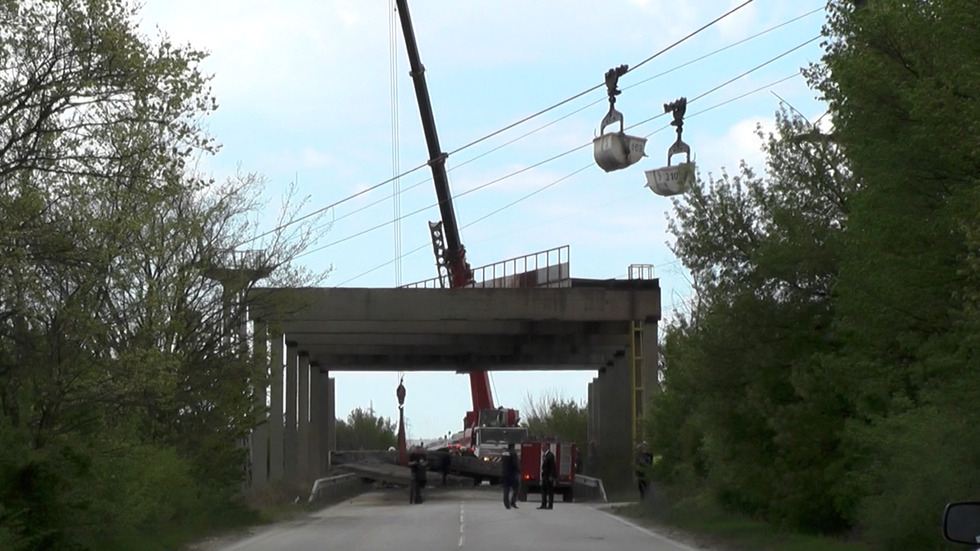 Надлез падна върху кола край Девня, има ранени