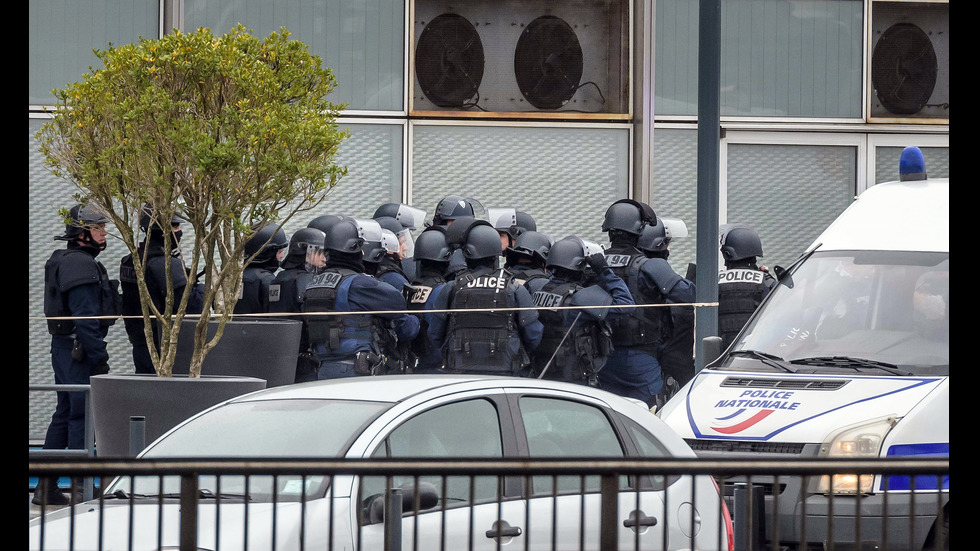 Застреляха мъж на парижко летище, взел оръжие от военен