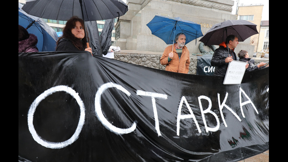 Майки на деца с увреждания на протест пред парламента