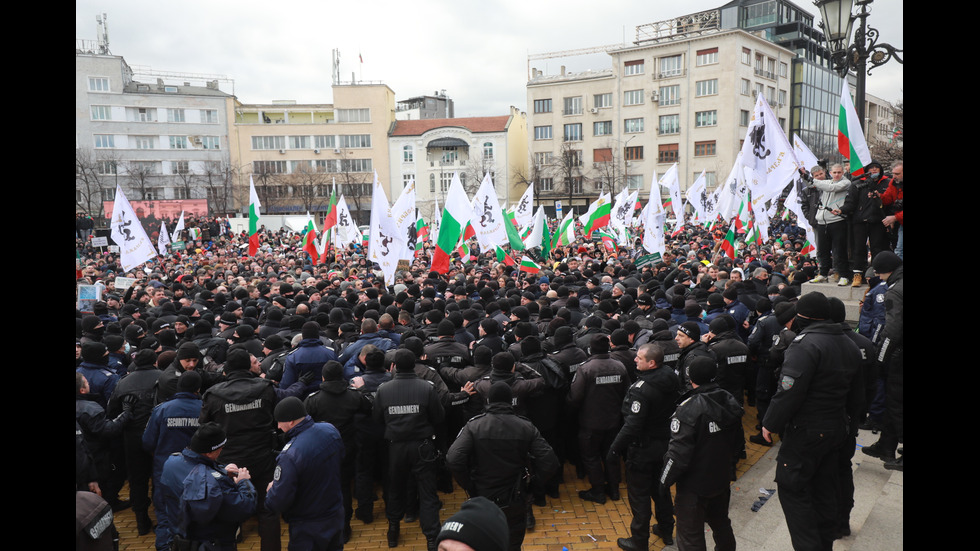 "Възраждане" организира протест срещу зеления сертификат, докараха водно оръдие пред НС