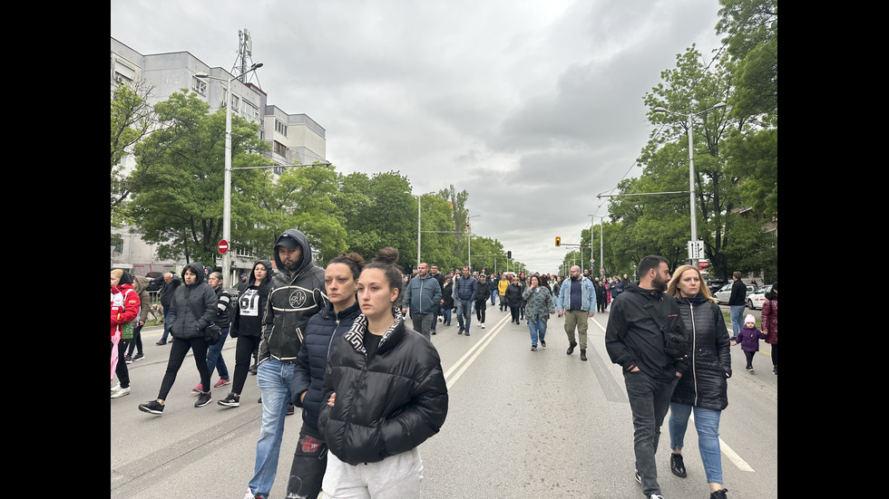 След смъртта на Явор и Ани: Втори ден протести на лобното им място