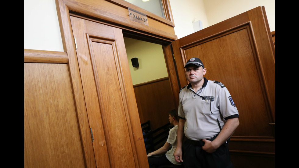 Ексминистър Румен Овчаров се появи в съда
