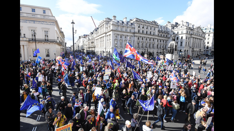 Десетки хиляди протестират в Лондон срещу Brexit