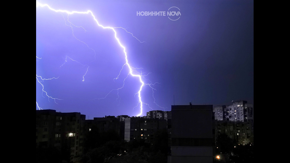 Мощна буря удари Западна и Централна България, един човек загина