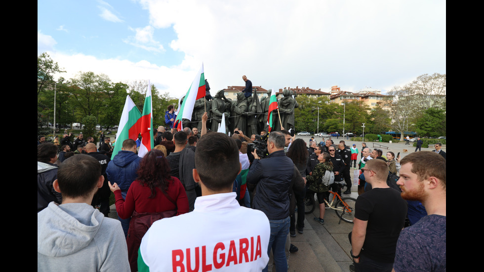 Сблъсъци белязаха протеста край Паметника на Съветската армия