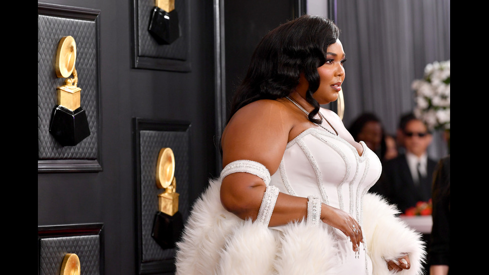 Стил и сексапил завладяха червения килим на наградите „Грами”