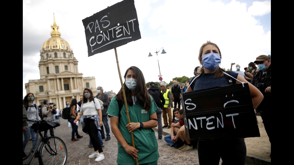 Сблъсъци с полицията на протест на здравните работници в Париж