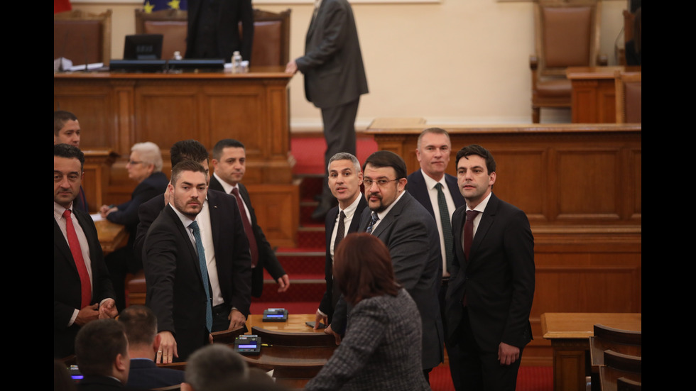 Парламентът решава дали да подкрепи проектокабинета "Габровски"