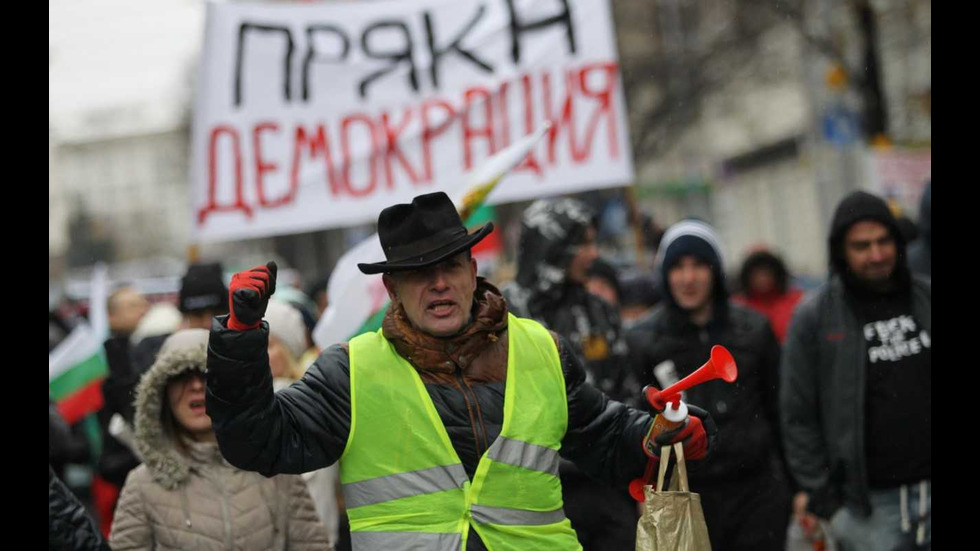 Протест за промяна на политическата система пред парламента