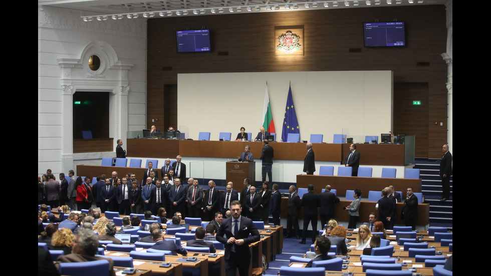 Напрежение в парламента, депутати окупираха трубината