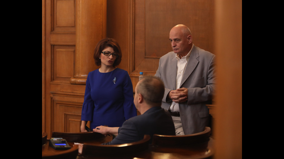 Депутатите обсъждат отстраняването на председателя на парламента