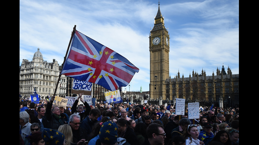 Близо 80 000 души протестират в Лондон срещу Brexit