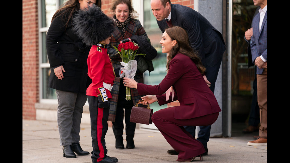Момченце посрещна Уилям и Кейт в униформа на кралски гвардеец