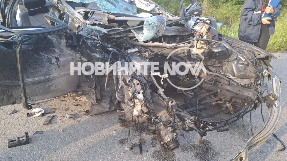 Челен удар между двe коли затвори път във Великотърновско