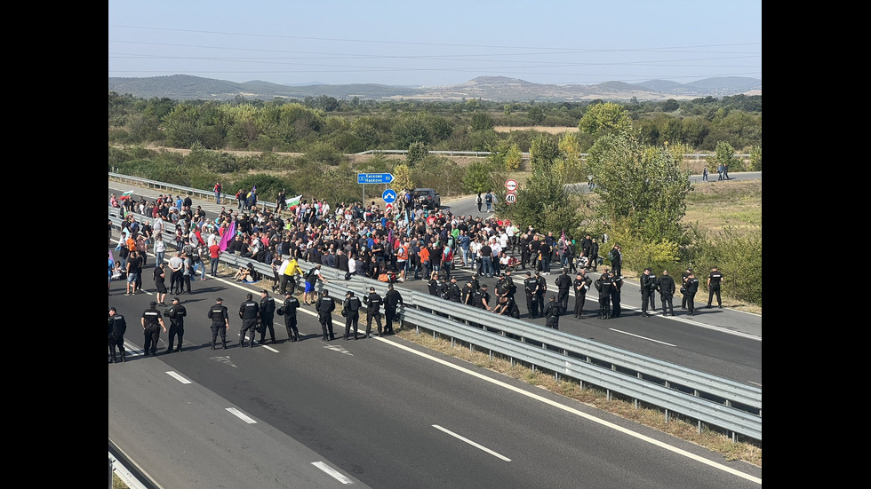 Протестът на енергетиците: Недоволните блокираха основни пътни артерии