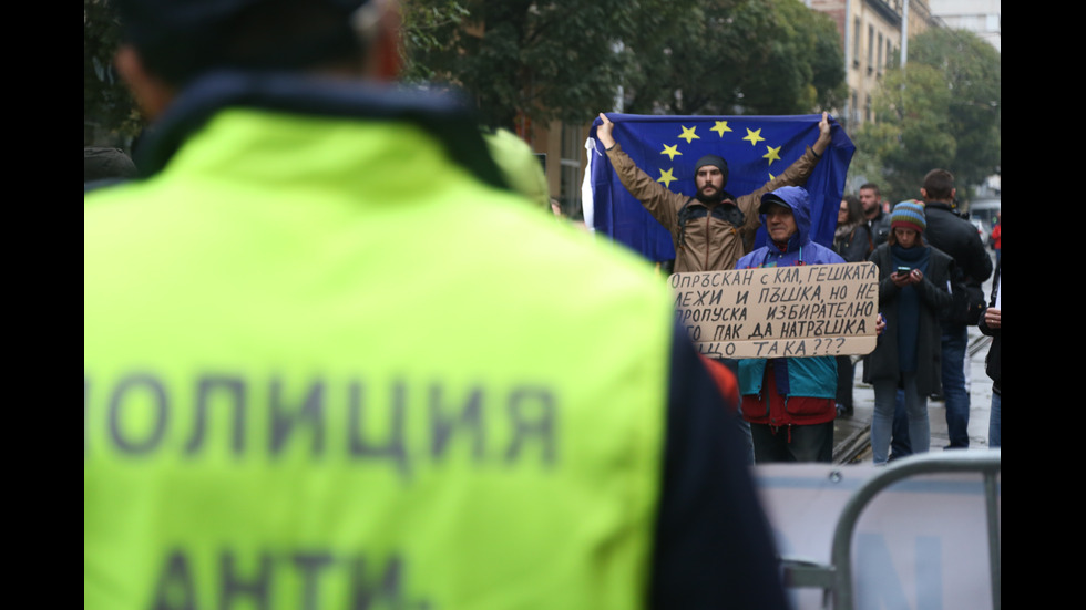 Протести „за” и „против” Гешев под прозорците на ВСС