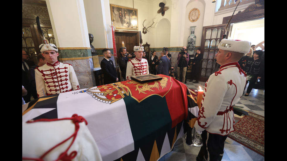 Тленните останки на цар Фердинанд пристигнаха в България