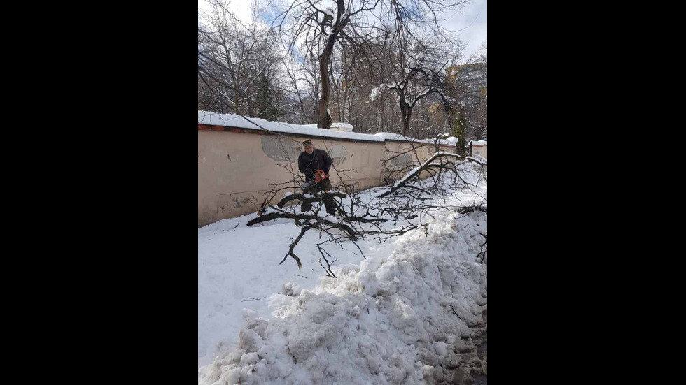 И военни се борят със сложната зимна обстановка в страната