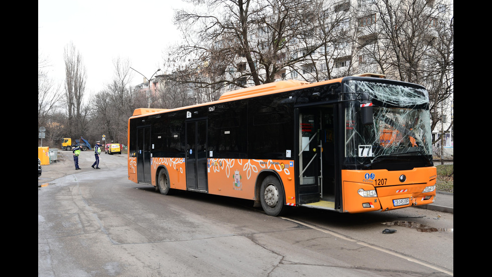 Двама пострадаха при катастрофа с автобус в София