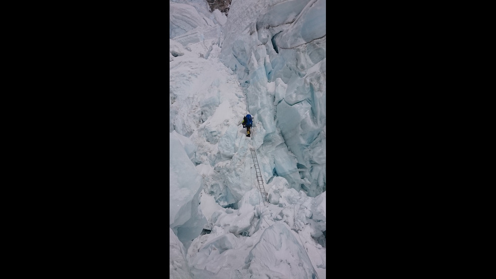 Българин стана първият алпинист-веган в света, който се качи на връх Лхотце