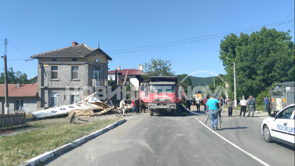 Тир разруши къща в Златна Панега, шофьорът загина