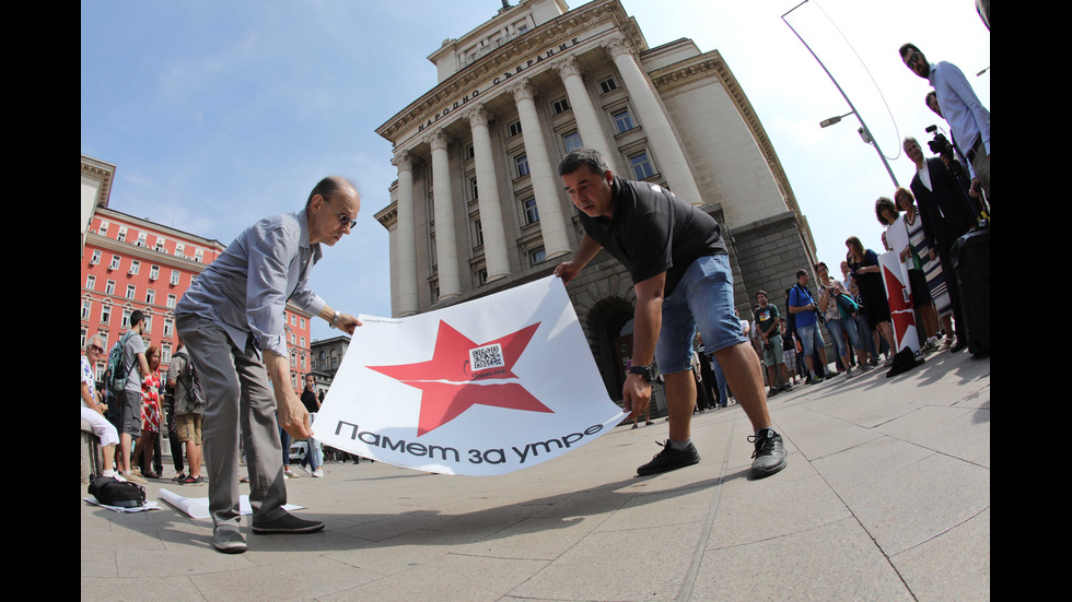 „Памет за утре”: Младежи обиколиха емблематични за комунизма сгради в София