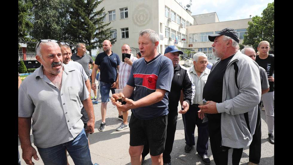 НОВ ПРОТЕСТ: Жители на село Мрамор искат пазарни цени за прасетата си