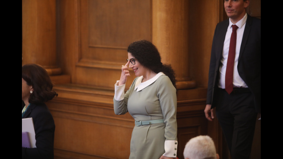 Ден втори: Парламентът в криза