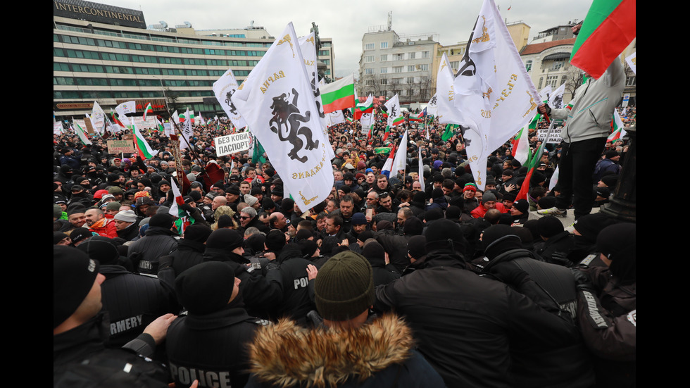 "Възраждане" организира протест срещу зеления сертификат, докараха водно оръдие пред НС