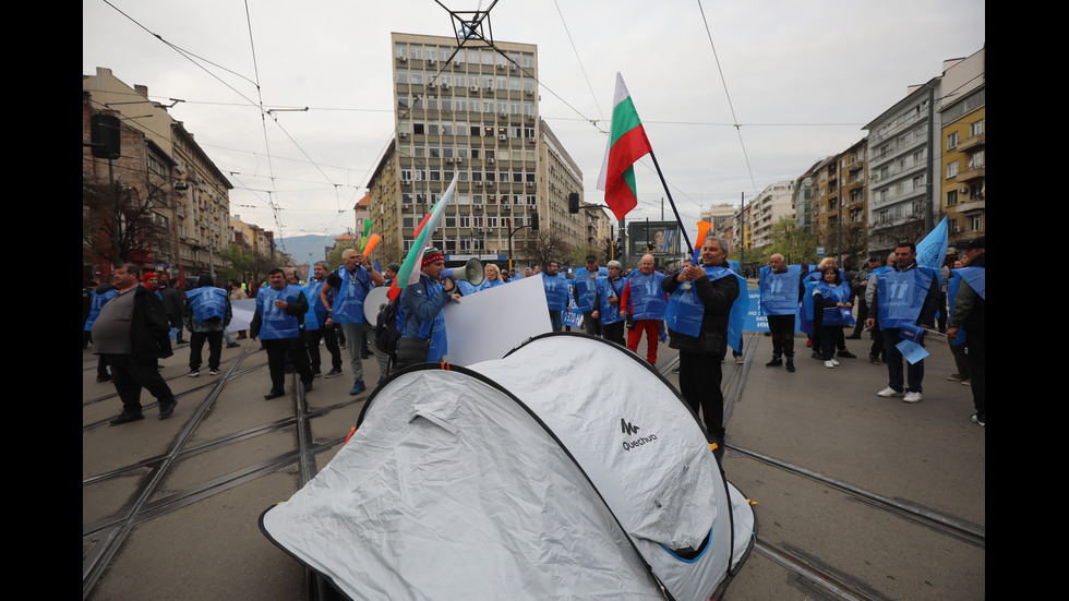 Протест на служителите в градския транспорт блокира София