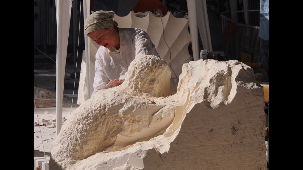 Творци ваят скулптури от камък в Морската градина