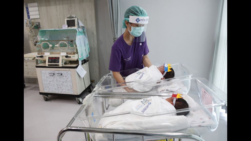 Новородени с шлемове срещу коронавируса