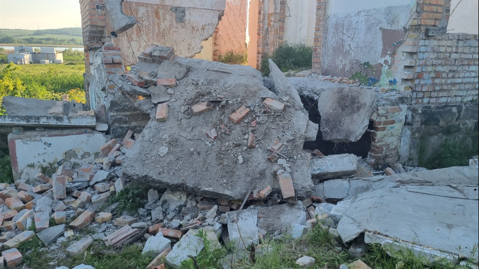 Стена в изоставена сграда се срути върху 10-годишно дете в Бургас