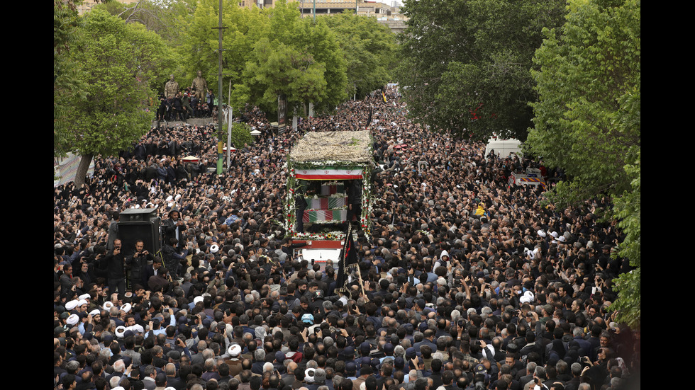 Хиляди иранци се стекоха в Техеран за погребението на президента Раиси